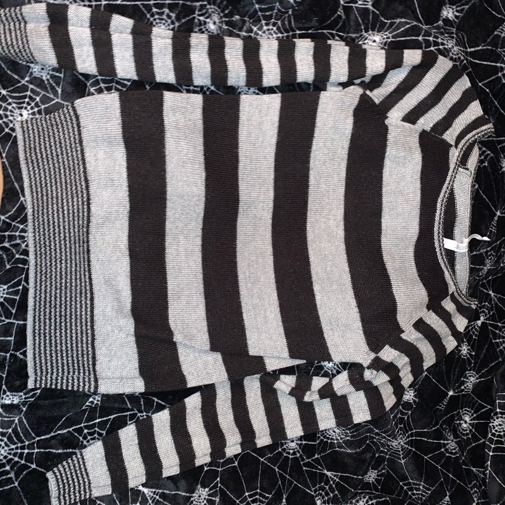 Black and gray sweater